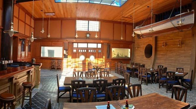 Hotel Marina Hermanuv Mestec Ngoại thất bức ảnh