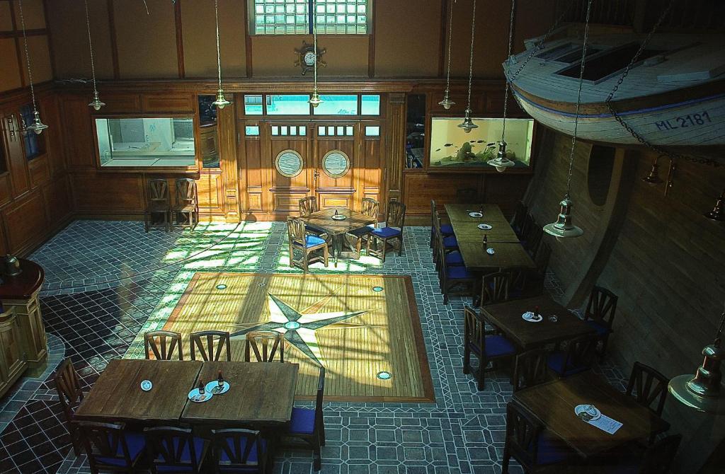 Hotel Marina Hermanuv Mestec Ngoại thất bức ảnh