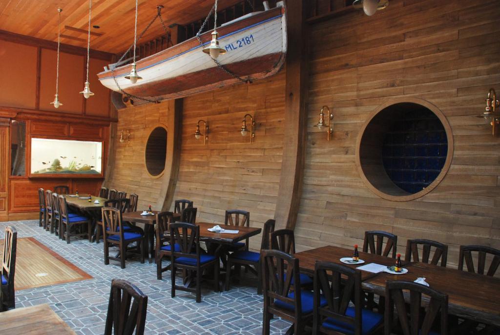 Hotel Marina Hermanuv Mestec Ngoại thất bức ảnh