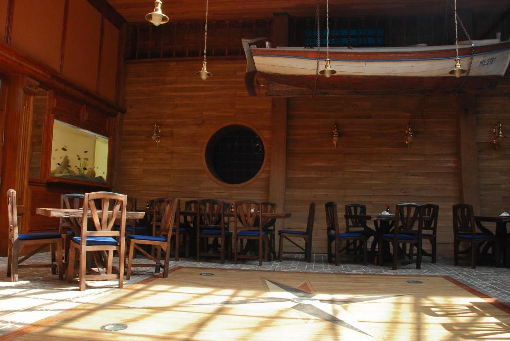 Hotel Marina Hermanuv Mestec Ngoại thất bức ảnh