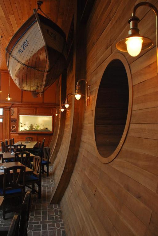 Hotel Marina Hermanuv Mestec Ngoại thất bức ảnh