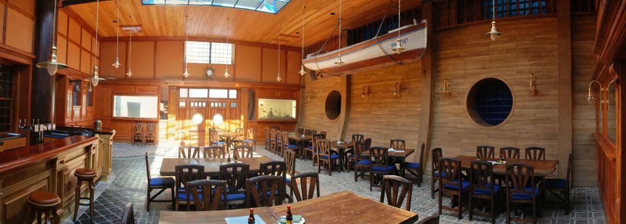 Hotel Marina Hermanuv Mestec Ngoại thất bức ảnh